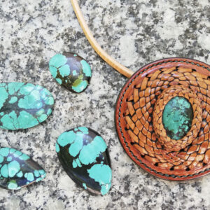 Curso colgante con piedra engarzada trenzado